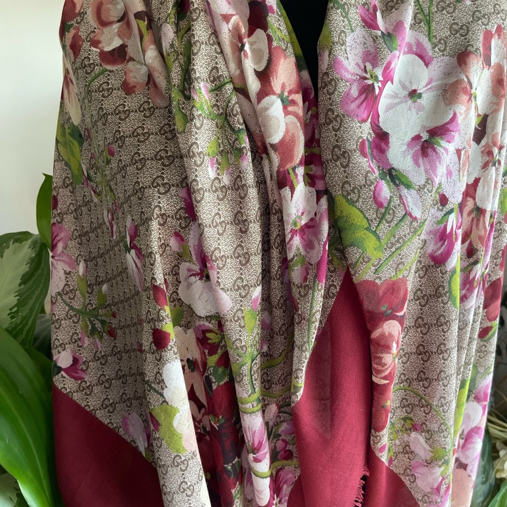 Gucci Monogram Floral Wool lightweight Wrap Shawl. - Picture 13 of 15